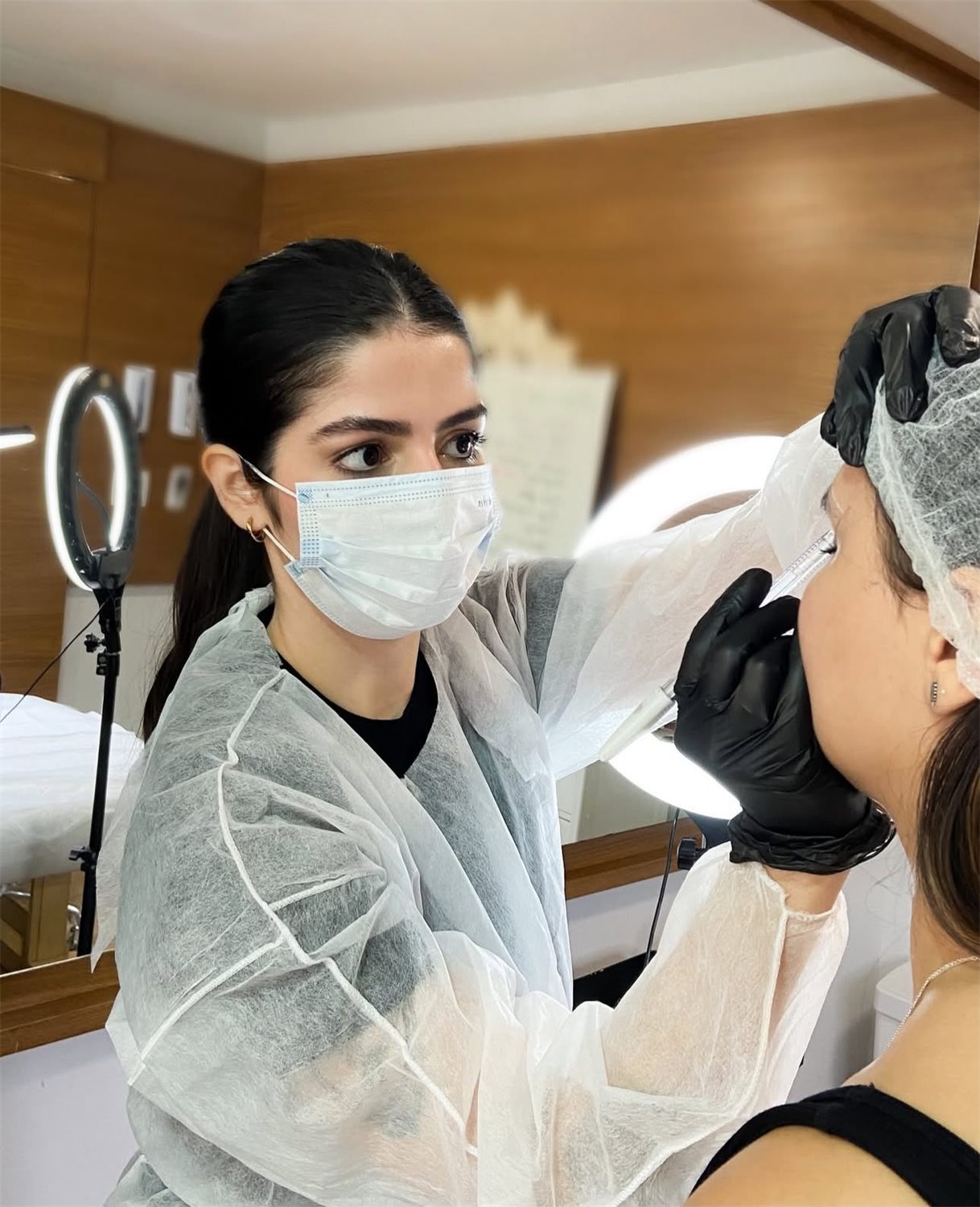 Profissional realizando micropigmentação de sobrancelha